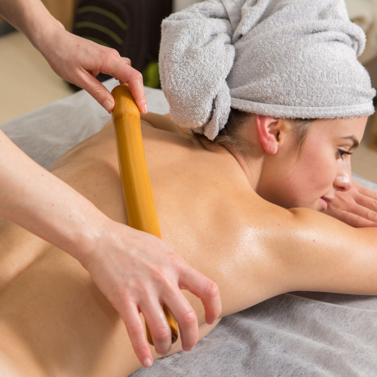 masaje relajante con bambu